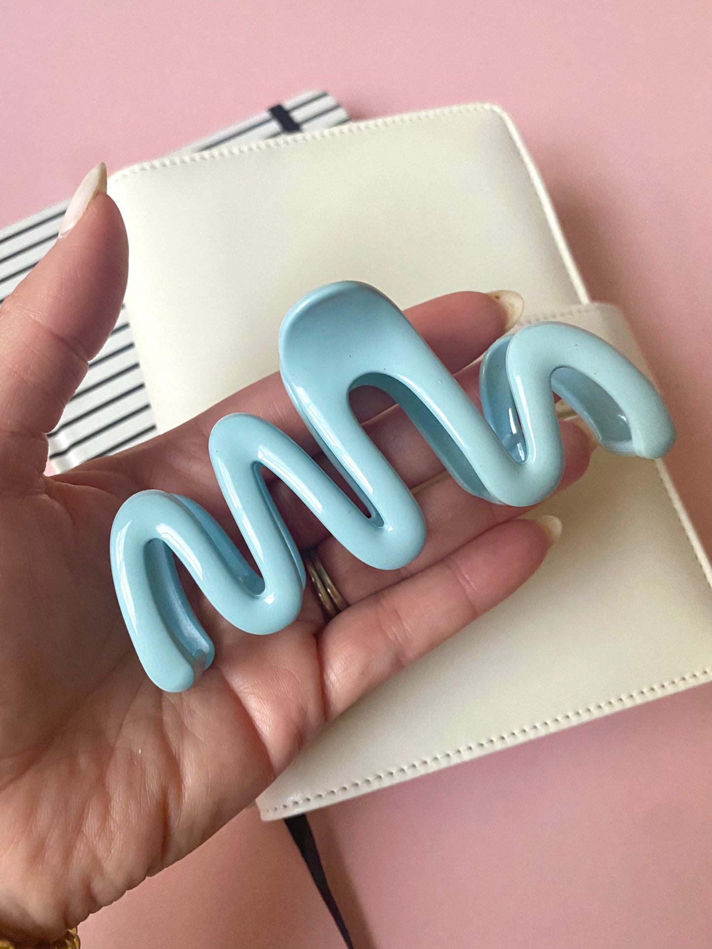 Large Wavy Claw Clips